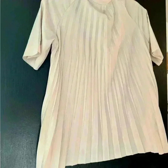 Beautiful flowy woman’s blouse - Picture 3 of 8